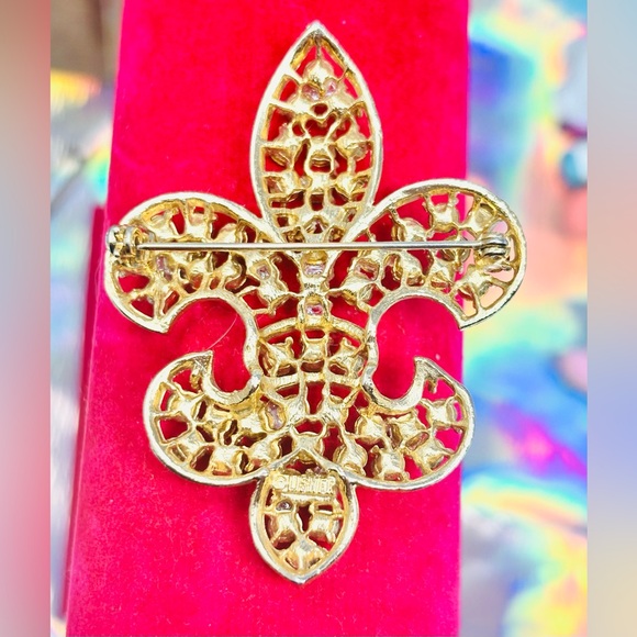 Signed LISNER Pink Rhinestone Fleur De Lis Brooch Gold Tone VTG - Picture 2 of 4